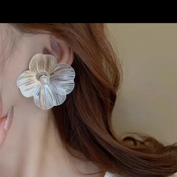 Earring - Picture 2 of 5